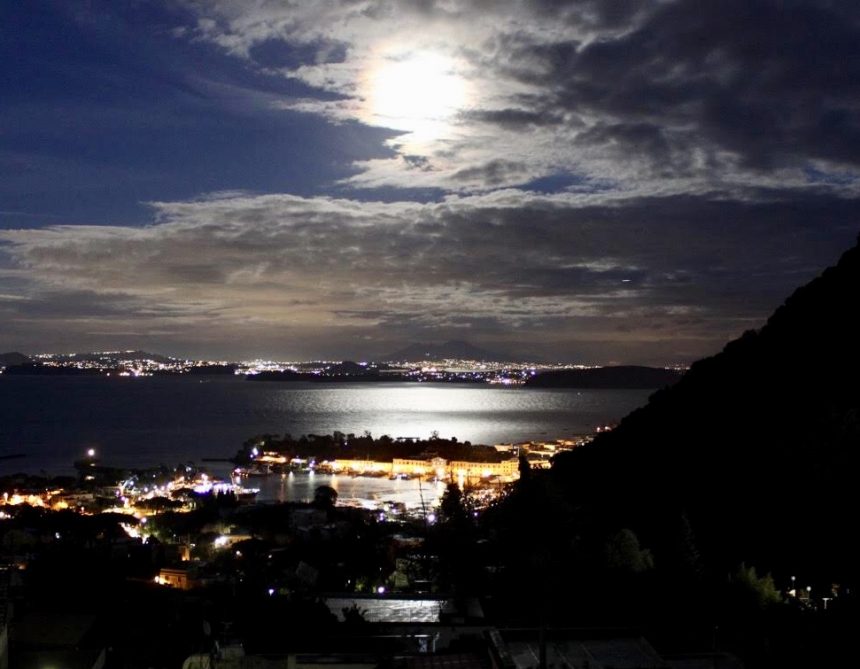 Luna su Ischia e Golfo di Napoli YouReporter